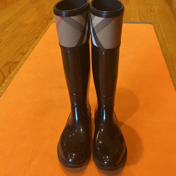 Burberry rain boots - Picture 9 of 11